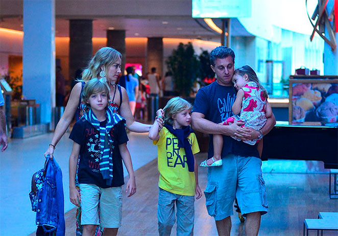 Luciano Huck com a família, em um dos shoppings do Rio de Janeiro