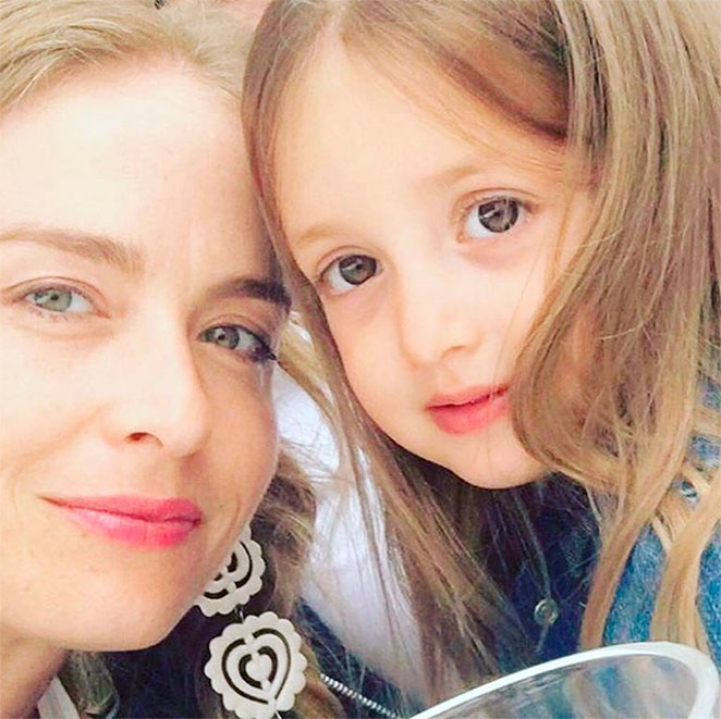 As semelhanças entre Angélica e a filha, Eva, costumam impressionar os fãs