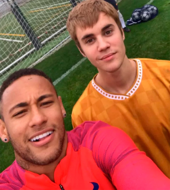 Justin Bieber visita Neymar em treino do Barcelona