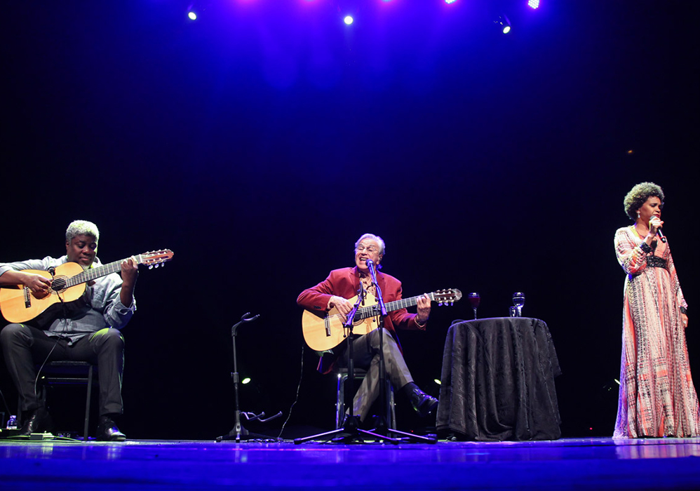 Famosos prestigiam show de Caetano Veloso e Teresa Cristina em São Paulo