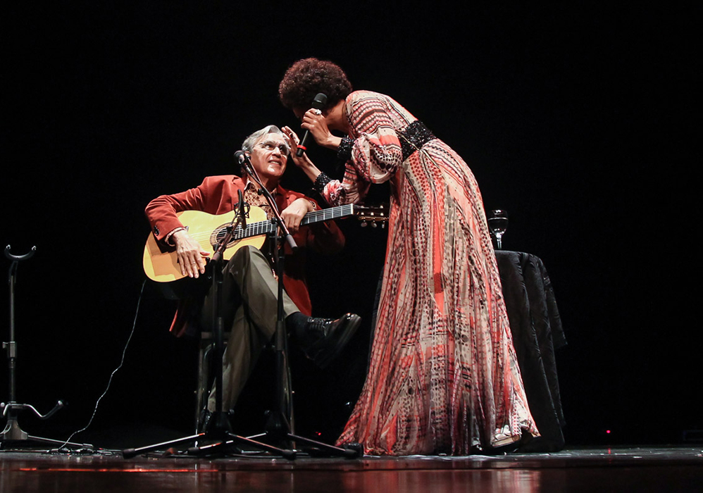 Famosos prestigiam show de Caetano Veloso e Teresa Cristina em São Paulo