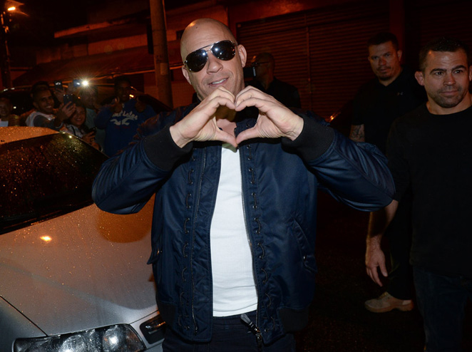 Vin Diesel arrasa na simpatia na madrugada de São Paulo