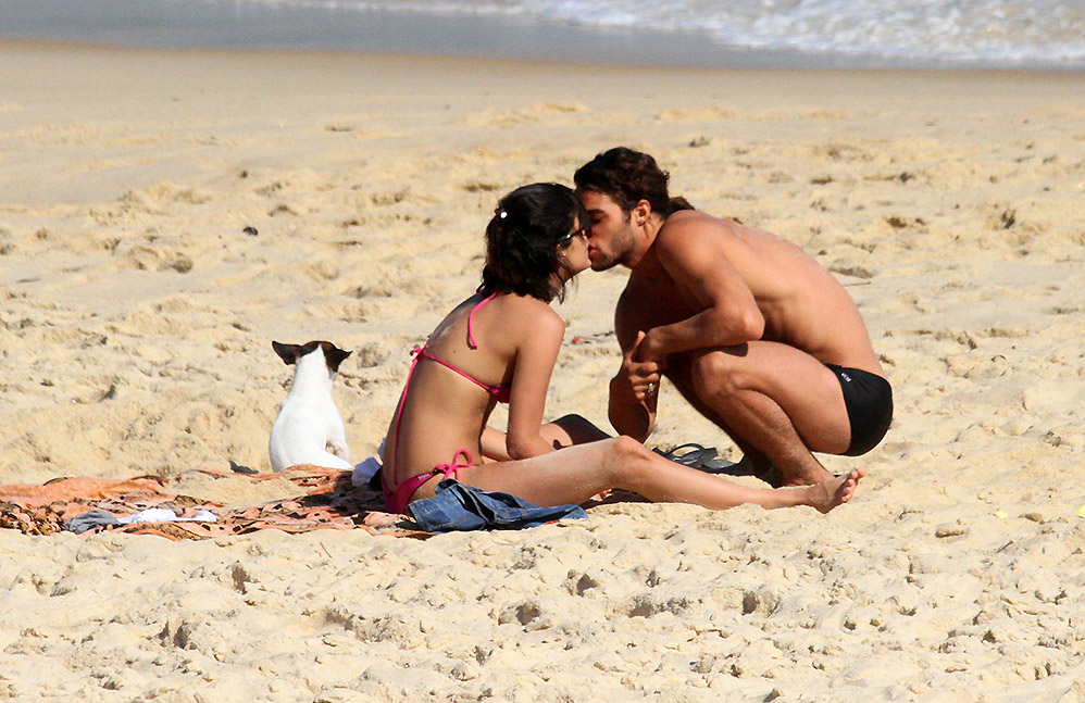 Pablo Morais e Letícia Almeida trocaram beijos e carinhos na praia de São Conrado, no Rio de Janeiro