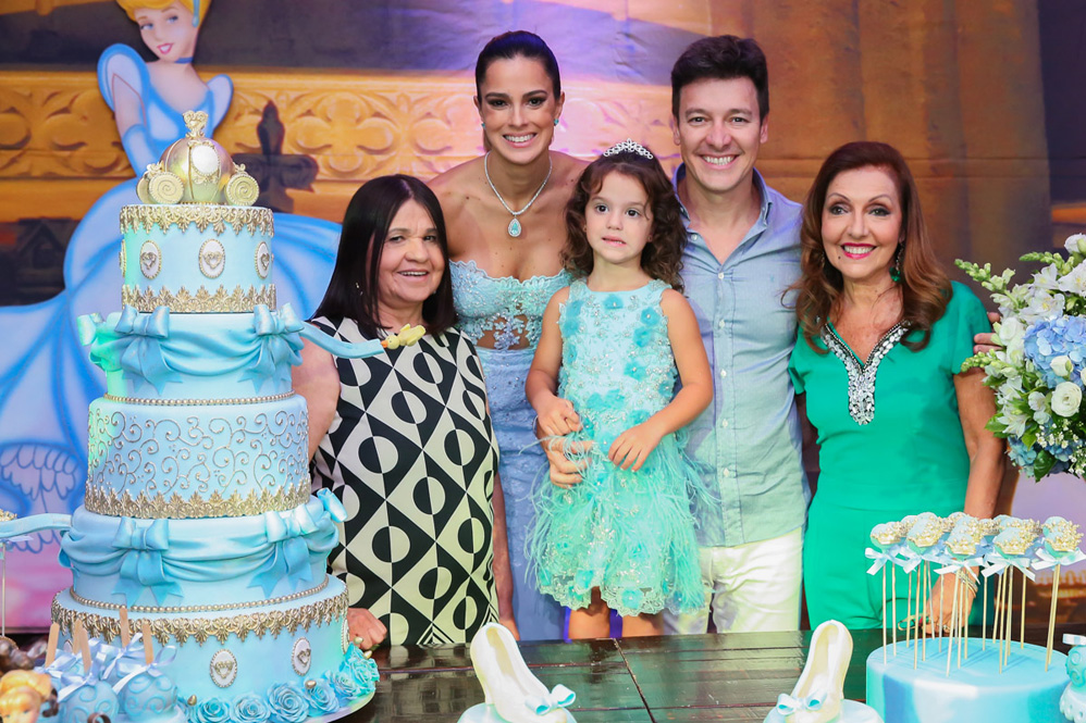 Rodrigo Faro e Vera Viel com as mães e a filha Helena
