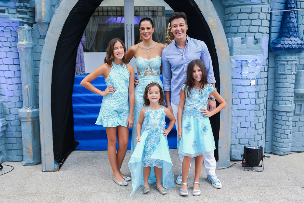 Rodrigo Faro e Vera Viel com as filhas Maria, Helena e Clara posam para fotos