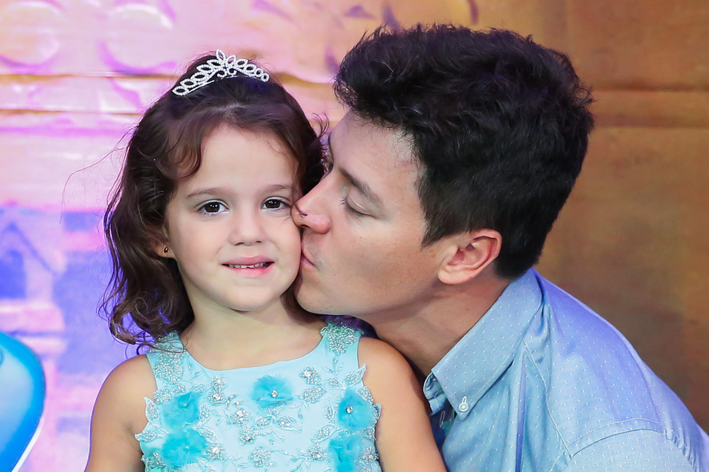 Rodrigo Faro beija a filha Helena
