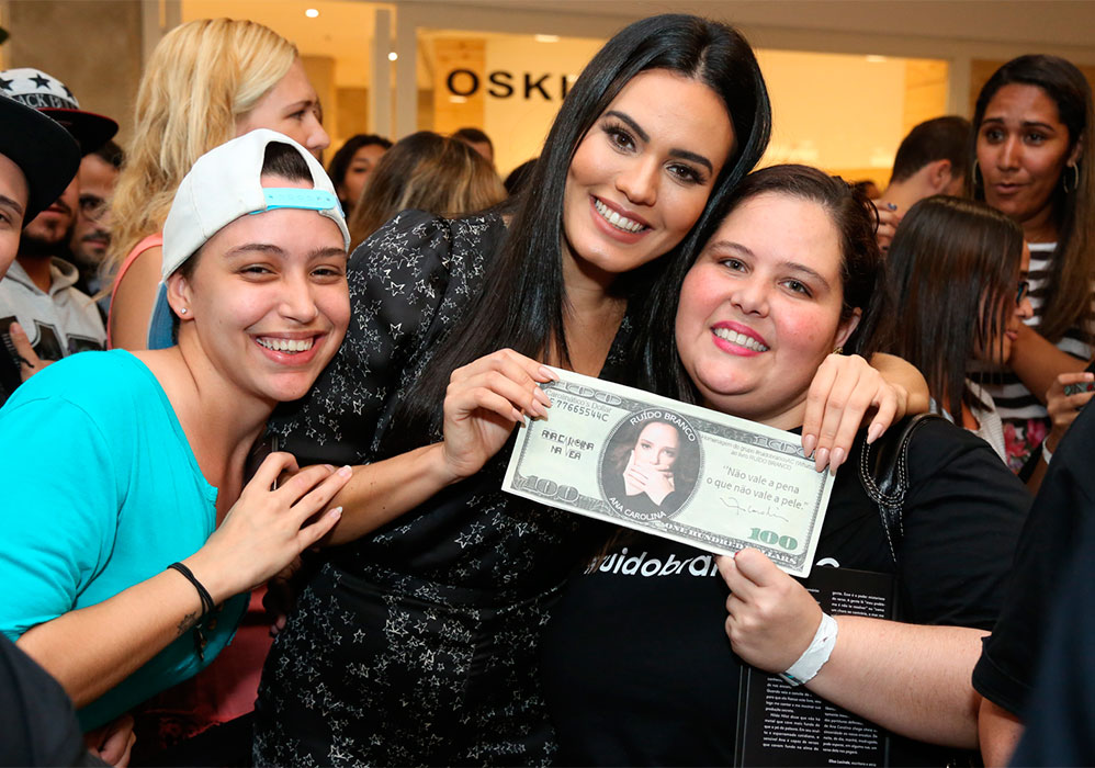 Letícia Lima com fãs de Ana Carolina