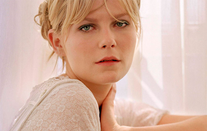 A atriz nunca foi de fazer muitos papéis que valorizassem sua sensualidade e seu lado mais sexy. Porém, assim como todo mundo, ela também tem seus desejos sexuais. Kirsten Dunst já contou que sua fantasia sexual é fazer sexo em lugares incomuns, como em um provador de loja.