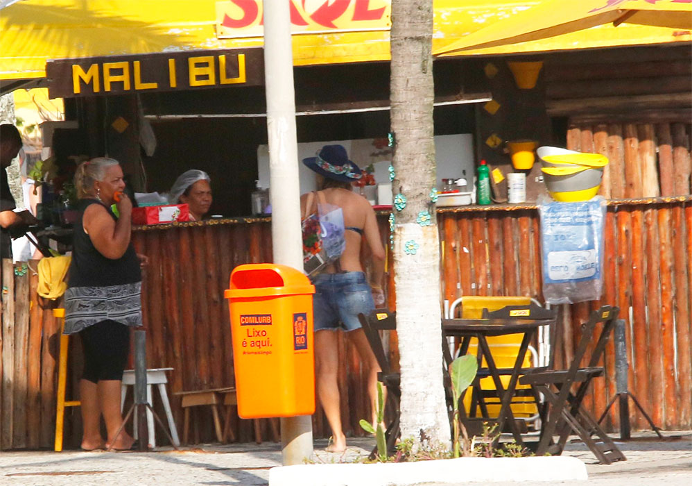   Christine Fernandes foi passear na praia