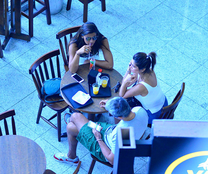 Otaviano Costa e Flávia Alessandra com Giulia no aeroporto