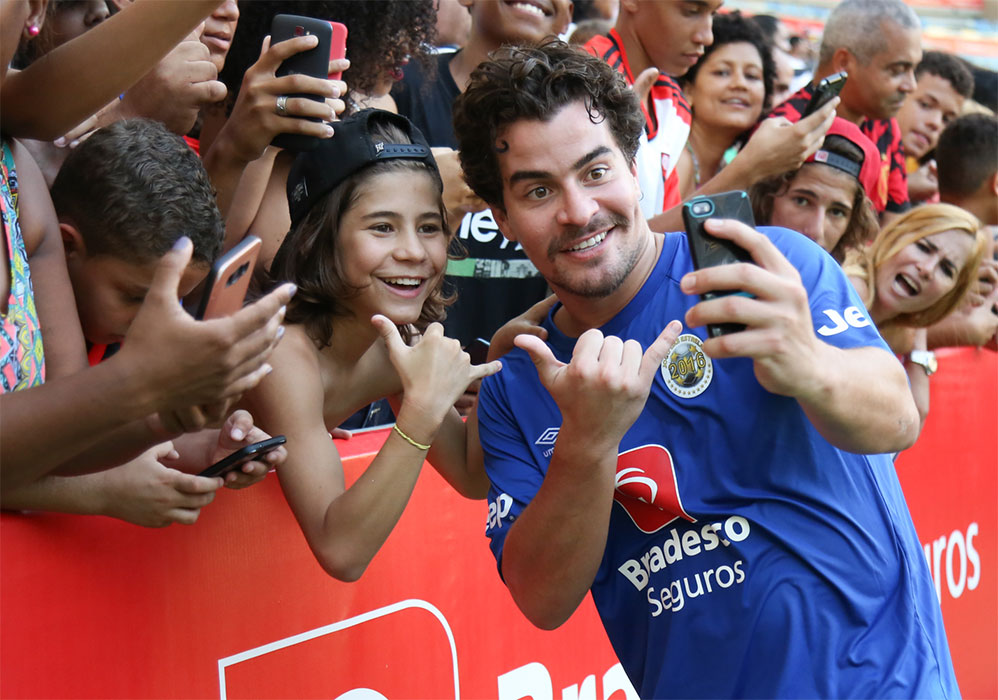 Thiago Martins foi tietado pelos fãs