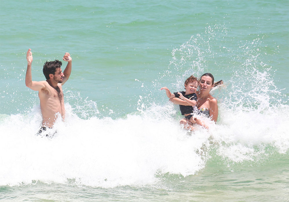 Felipe Simas resolveu curtir a praia da Barra da Tijuca, no Rio de Janeiro, em família nesta terça-feira (20) 