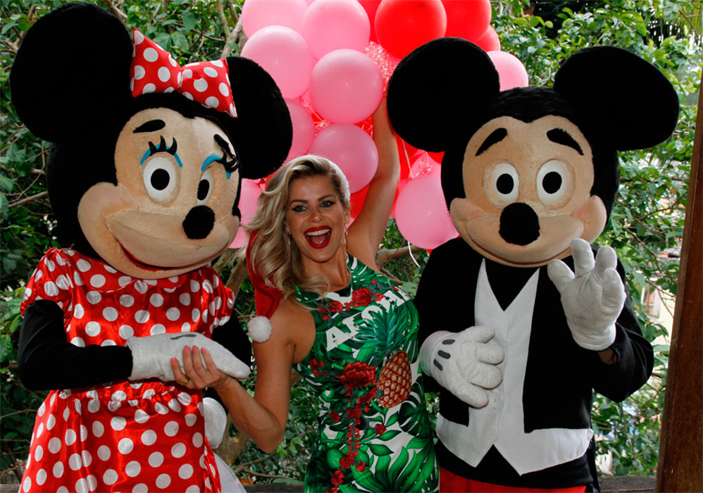 Karina também posou para fotos, toda feliz, ao lado dos famosos personagens Mickey e Minnie