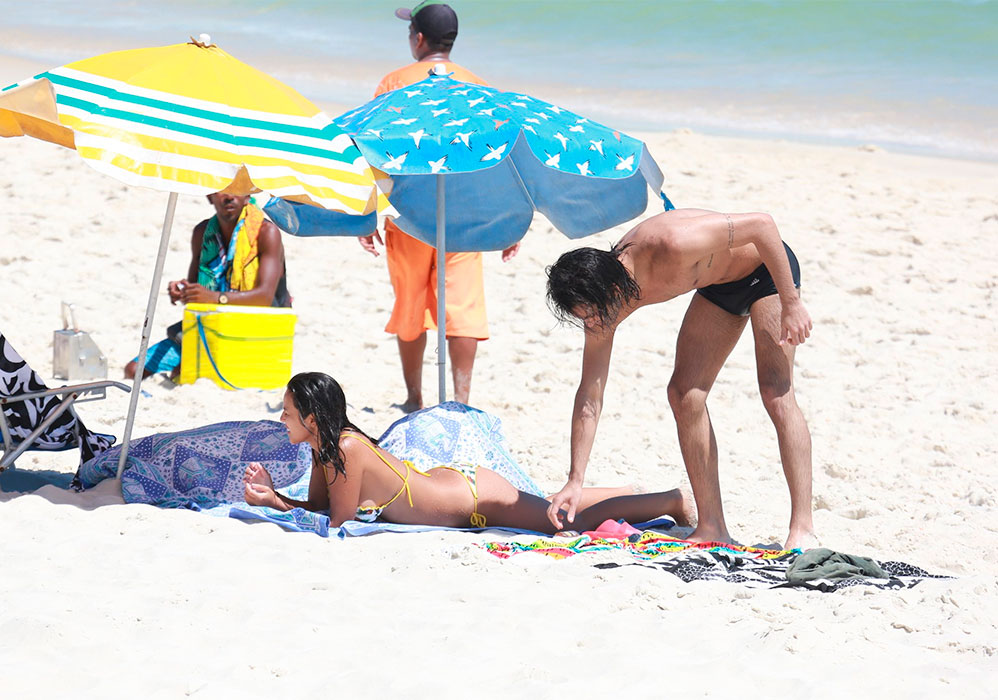 Grávida, Yanna Lavigne curtiu a praia carioca