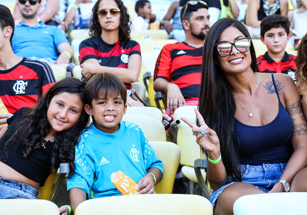 Aline Riscado e o filho na arquibancada