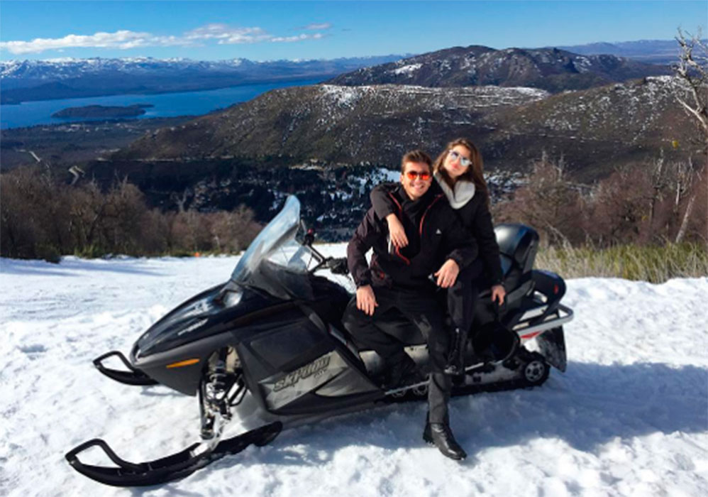 Se você quer muita neve, coloque Bariloche na sua lista. O destino foi o escolhido para o anúncio do namoro de Camila Queiroz e Klebber Toledo