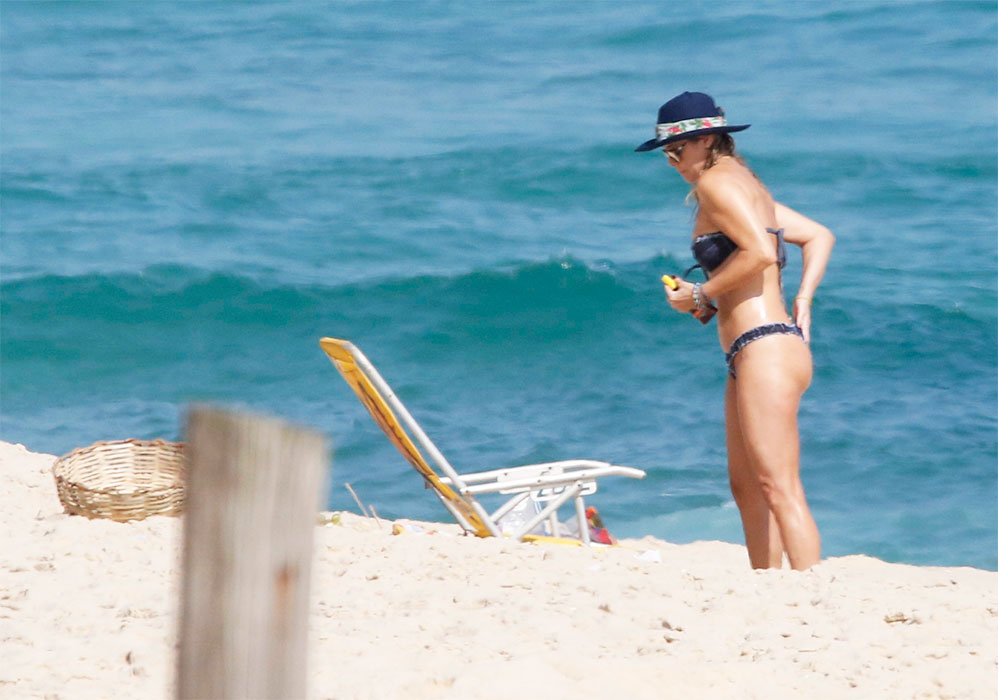 Christine Fernanda foi clicada na praia da Macumba, no Rio de Janeiro, nesta quinta-feira (8)