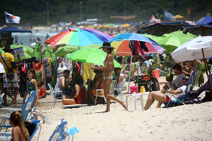 Alessandra Ambrósio arrasa de biquíni em Florianópolis