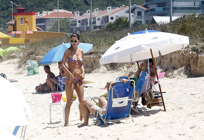 Alessandra Ambrósio arrasa de biquíni em Florianópolis