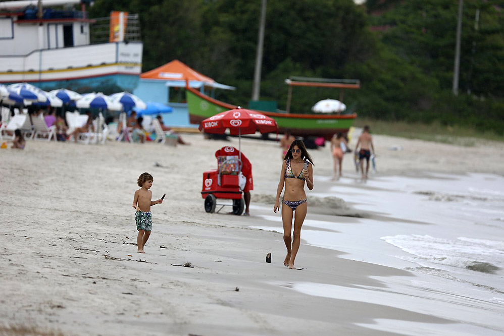 Alessandra Ambrósio esbanja boa forma na praia com os filhos
