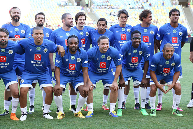 Famosos participam do Jogo das Estrelas, no Maracanã