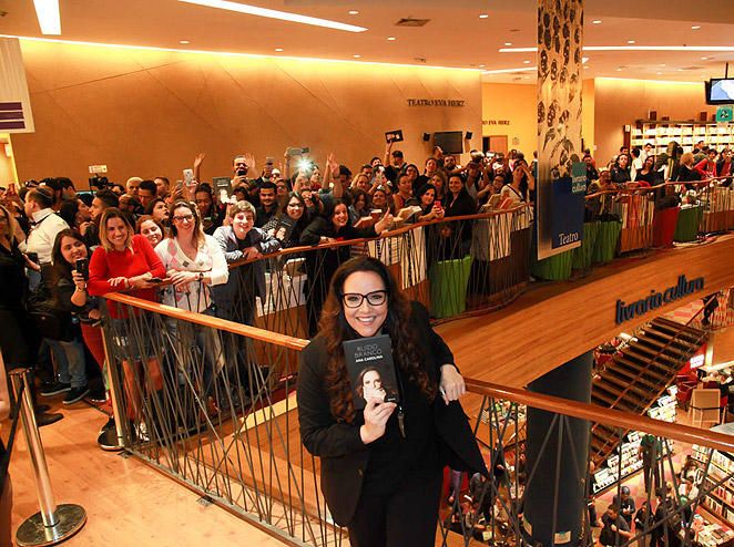 Ana Carolina recebe o carinho dos fãs no lançamento de seu livro Ruído Branco