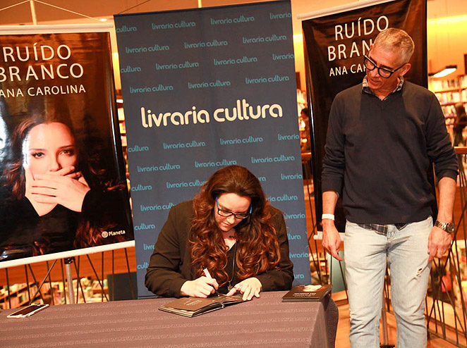 Ana Carolina recebe o carinho dos fãs no lançamento de seu livro Ruído Branco