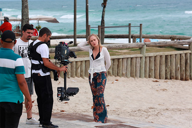 Angélica gravando o programa Estrelas, da Globo