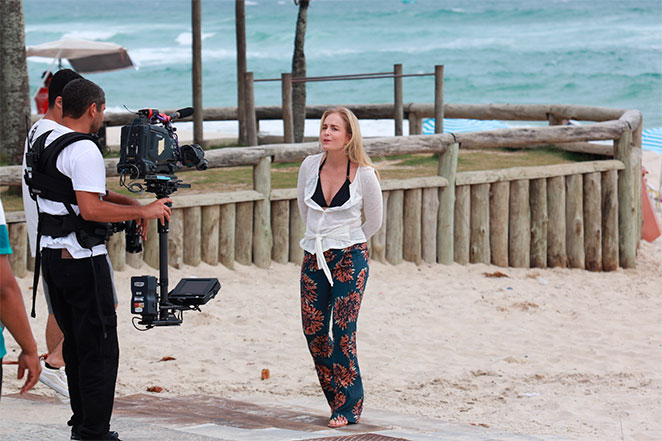 Angélica gravando o programa Estrelas, da Globo, na praia