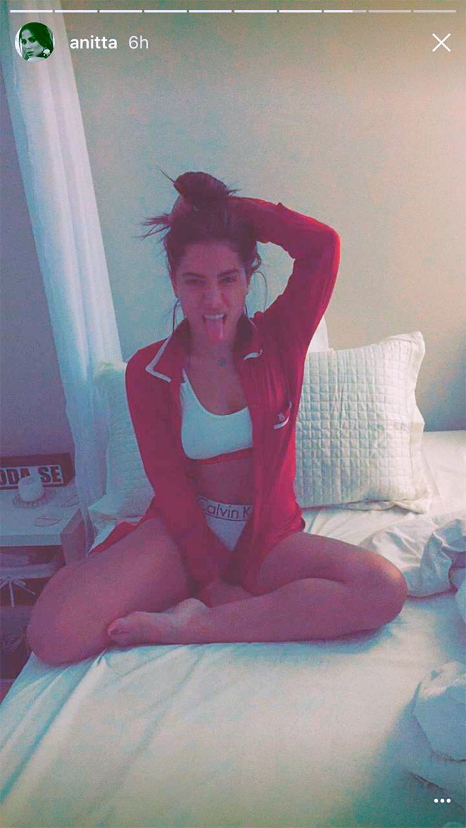 Anitta posta foto de calcinha nas redes sociais