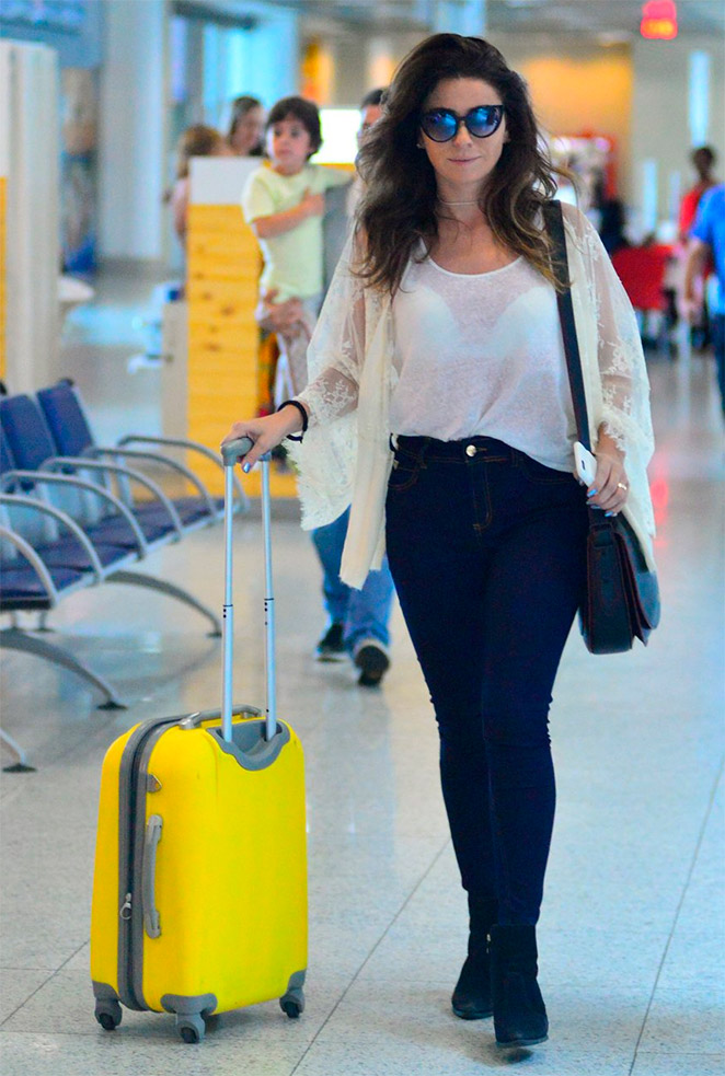 Estilosa, Giovanna Antonelli embarca em aeroporto no Rio
