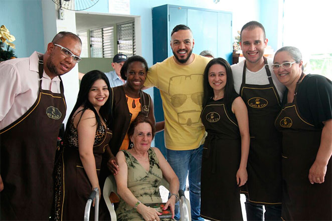 Natal: Belo realiza sonho de idosa 