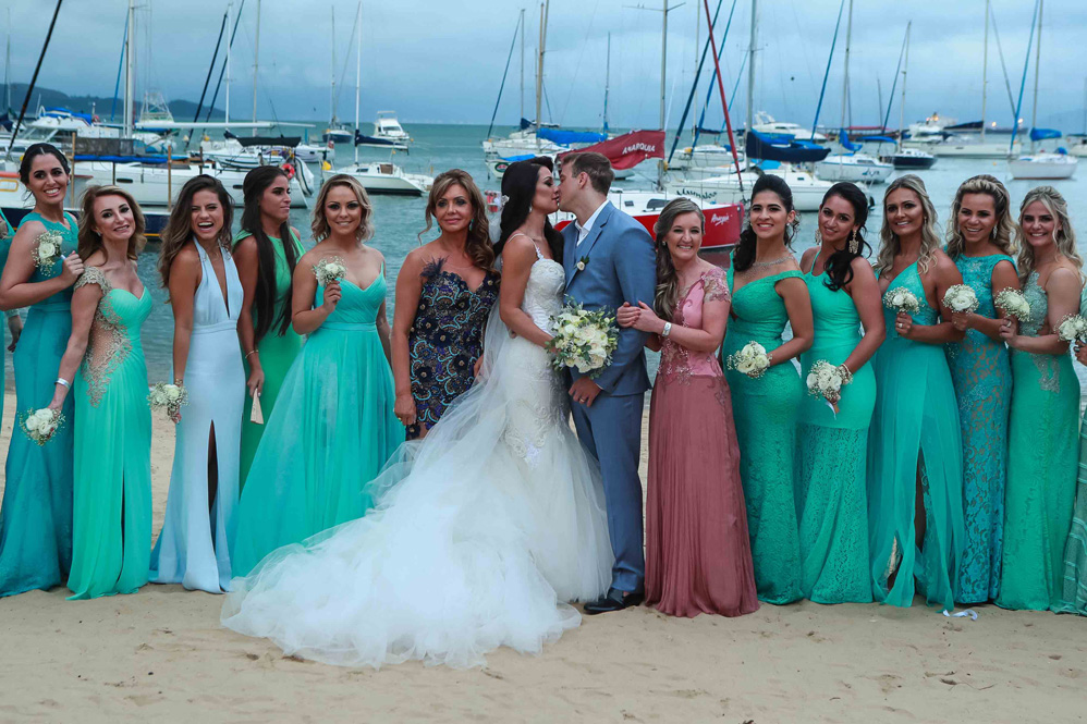 EX-BBB Rogério Padovan se casa na praia e reúne famosos