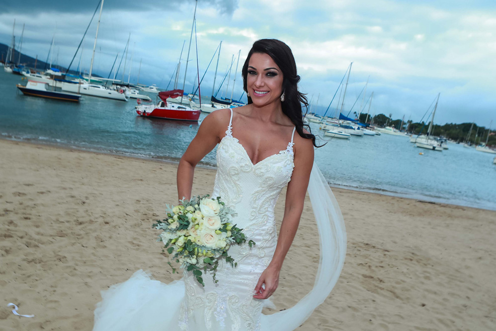 EX-BBB Rogério Padovan se casa na praia e reúne famosos