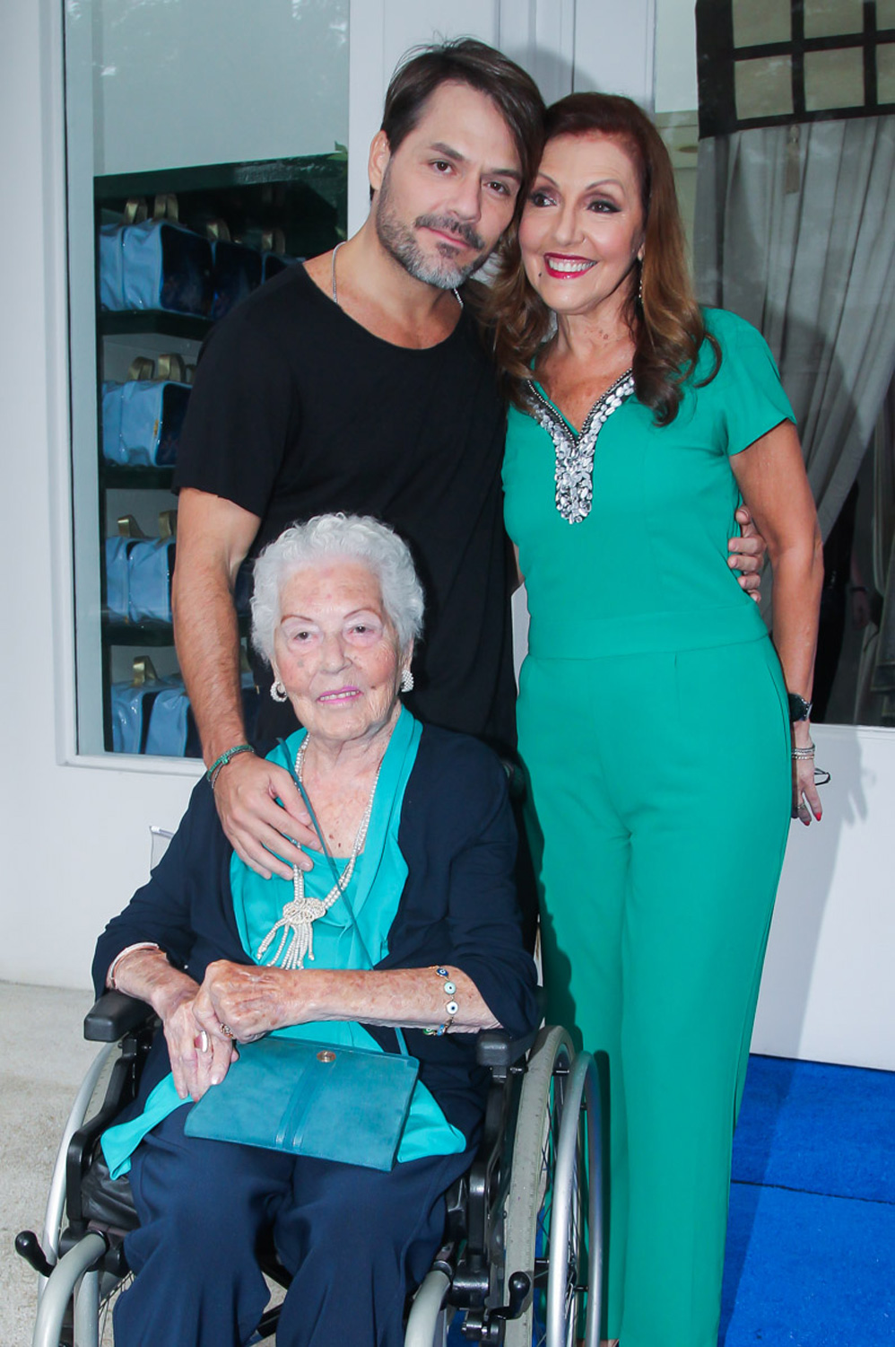 Danilo Faro irmão de Rodrigo com a mãe e a vó do apresentador