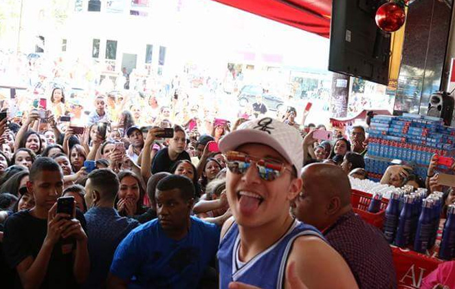 De muletas, Mc Gui atrai multidão em evento em São Paulo