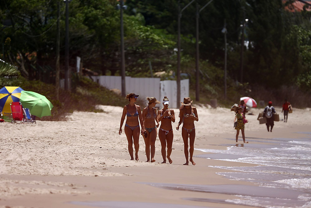 Alessandra Ambrósio com corpo impecável na praia. Confira!