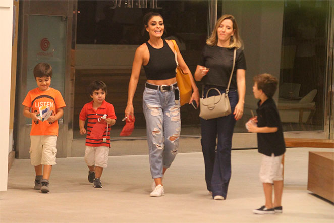 Juliana Paes foi clicada passeando em um shopping do Rio de Janeiro