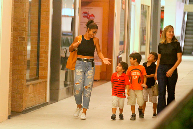 Juliana Paes passeando pelo shopping 