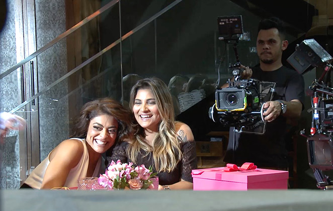 Juliana Paes estrela campanha com as amigas 