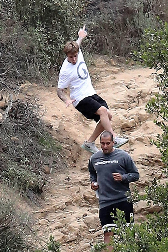 Justin Bieber leva tombo durante corrida em trilha