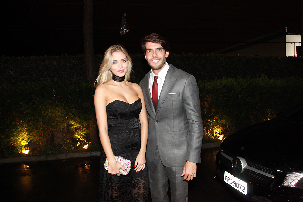 Kaká e a modelo Caroline Dias chegando para o casamento de Lucas Moura