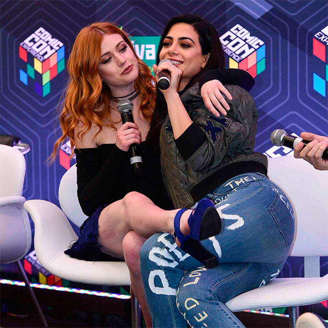 Katherine Mcnamara rouba a cena na Comic Con