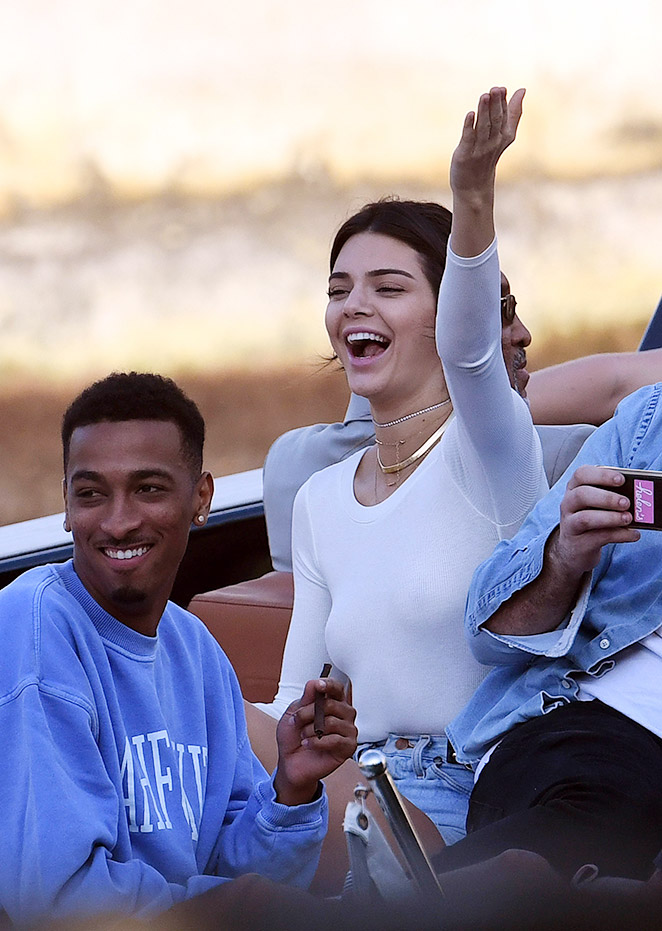 Kendall Jenner deixa sutiã de lado em passeio de iate