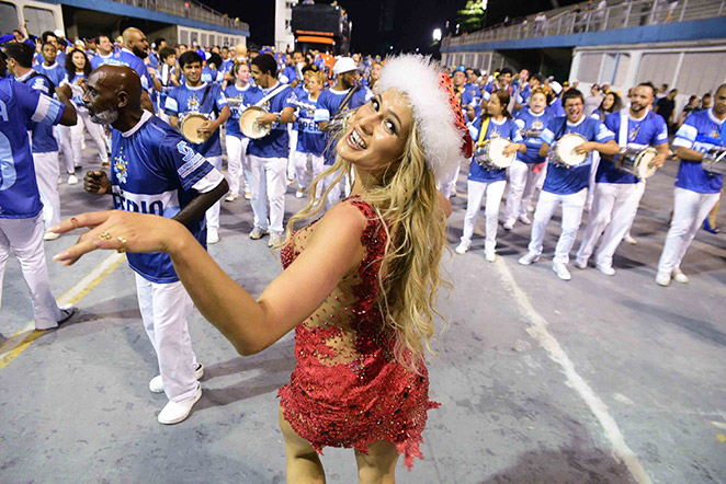 Sexy e com transparência, Lívia Anrade vira Mamãe Noel e cai no samba