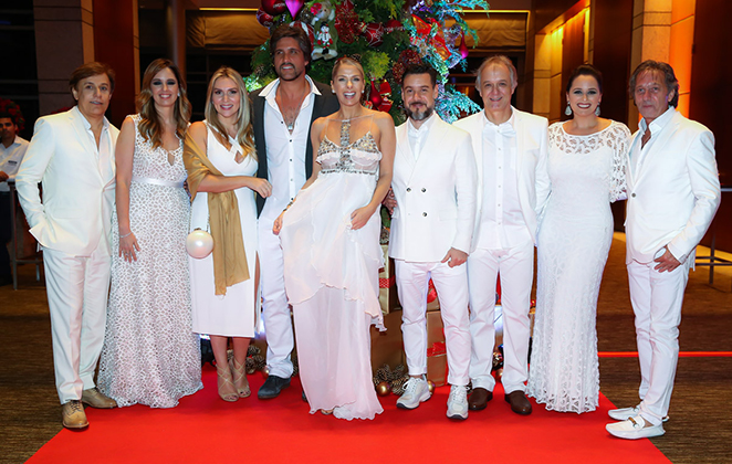 Tom Cavalcante, Leo (da dupla com Victor), Adriane Galisteu, Alexandre Iódice e Mariana Belém com outros convidados do evento