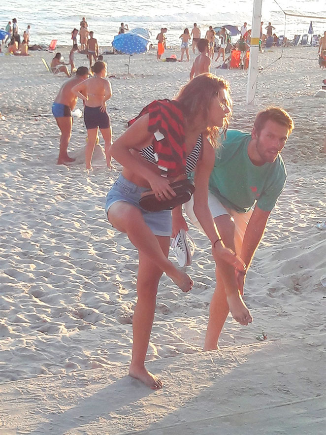 De biquíni, Mariana Goldfarb exibe corpão na praia