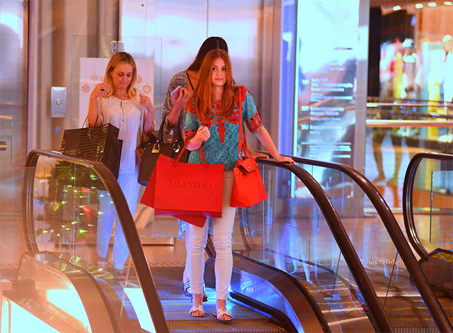 Marina Ruy Barbosa vai às compras com a mãe 