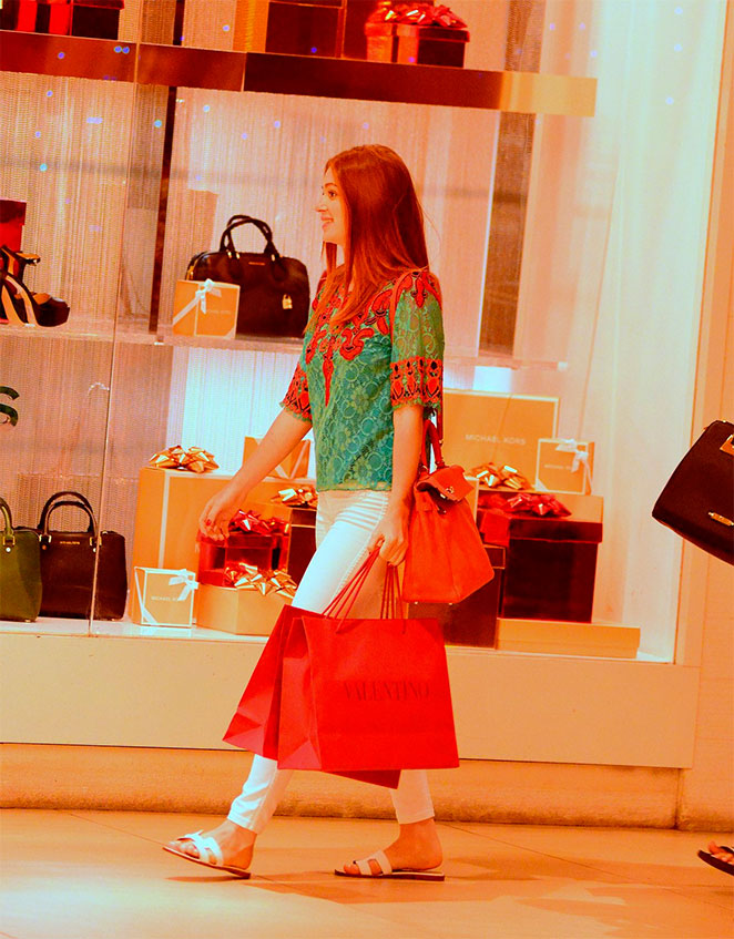 Marina Ruy Barbosa vai às compras com a mãe 