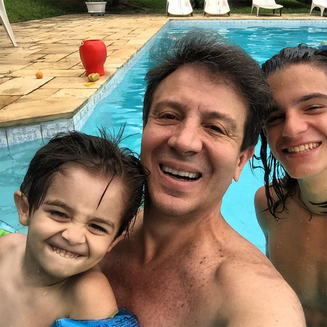 Eduardo Martini curte tarde na piscina com os sobrinhos